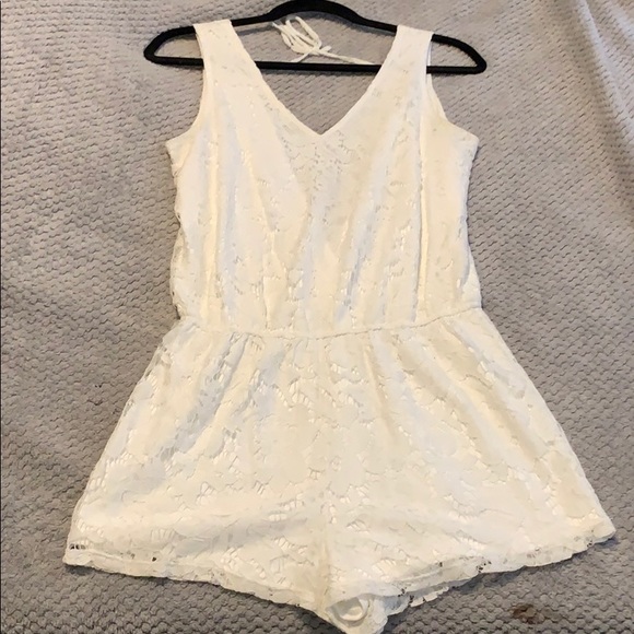 V-neck white lace romper. Only worn once or twice - Picture 1 of 6
